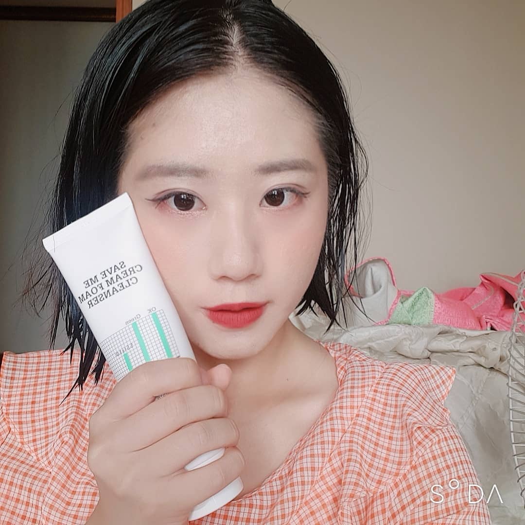 한수진 on Instagram: “당김이 심하지 않고 개운해지는 느낌! 미세먼지세정력이 다른 제품보다 좋다고 한다. 모링가씨앗과 수트랄페이트가 들어가서 피부 건강에 좋다~!😍😍”