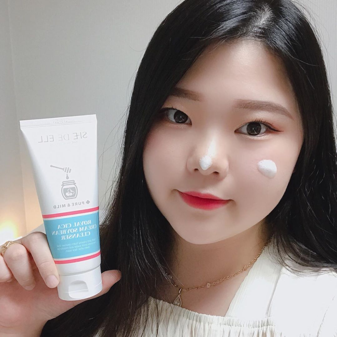 𝐍𝐚 𝐨𝐧𝐠 ఇ 𝐒𝐚𝐧𝐠 𝐞𝐨 on Instagram: “⠀⠀⠀⠀⠀⠀⠀⠀⠀⠀⠀⠀⠀⠀⠀⠀ 세안할때 원래 폼클렌저 쩨금만 쓰는 편인데, 쉬드엘 로얄 시카 크림 콩클렌저는 소량으로도 충분히 풍성하고 쫀쫀한 거품을 만들어 세안할때 모공까지 깨끗하게 세안 되는 느낌  콩표물랴 함유로 피부장벽 보호는 물론, EWG…”