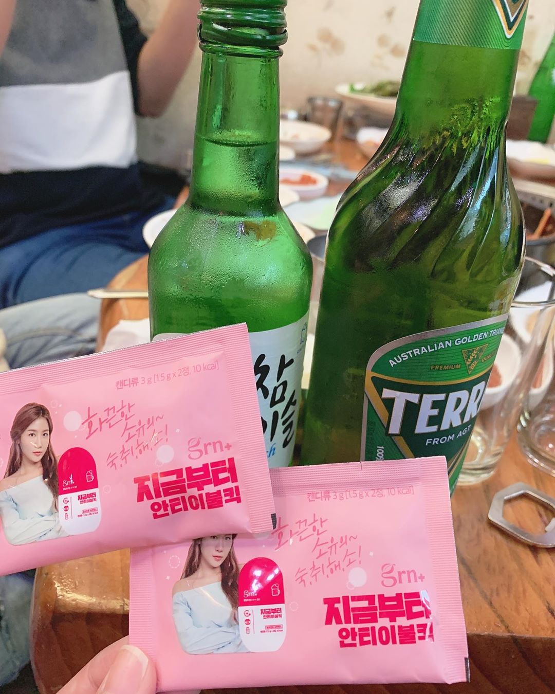진아 on Instagram: “일요일에 고기랑 소맥도 마시고 칵테일도 마셨는데 숙취 1도 없음  스무살때 엠티가서 술마시고 다음날 한약냄새나는 숙취해소제마시고 오히려 더 게워낸적 있어서 그 이후로 숙취해소제 잘 안 먹게 됐는데 이건 그냥 요구르트냄새+요구르트맛이라 하나도 안…”