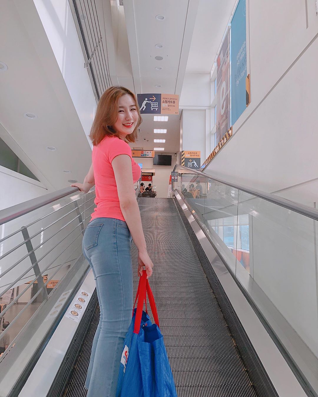 롱보드_LYN.J [아린]🇰🇷 on Instagram: “# 열심히 다이어트중인 요즘 체지방감소와 건강을 위해 분홍이+초록이 🔥 알로에전잎 성분이 화장실을 잘 가게 해줘서 다이어트에 도움이 되는 것 같아요 (ღ˘ω˘ღ) 사실 시즌1을 예전에 복용한 적이 있었는데 이번 시즌 3는 씁쓸한 맛,목넘김,고약한냄새…”