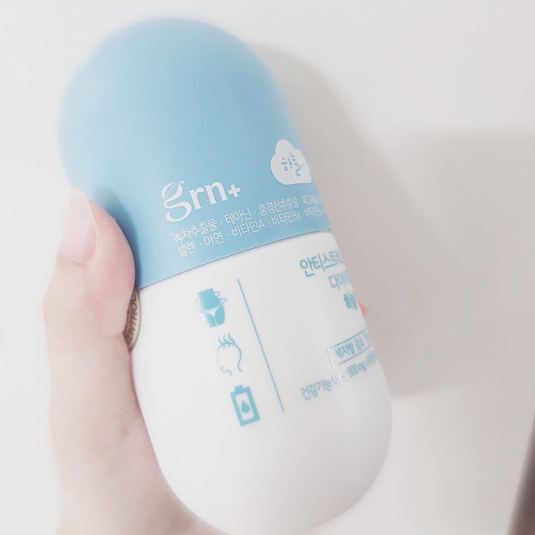 李駕輝 on Instagram: “매년 여름마다 하는다이어트.. 솔직히 알약 종류, 효소,등등  여러개 먹어봐서 올해는 그냥 이렇게 살까..하다가 추천받은 하늘이💙 . 하늘이는 자기전에 딱3알만 먹으면 된다해서 간편하다는 장점과 동시에 ✔️체지방도 줄여주고 ✔️피로개선 ✔️긴장완화…”