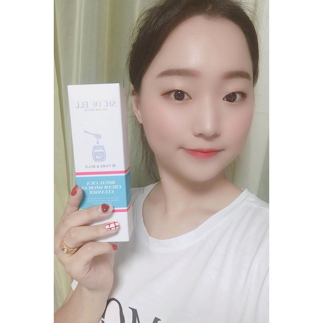 민경(22) on Instagram: “저자극 클렌져 찾아따ㅠㅠㅠㅠ❣️ 요즘 피부가 엄청 예민예민 했는데 클렌져 하나 바꿨다고 다시 좋아지네🥰 화장도 잘 먹어서 좋아👍 먹기 싫은 콩 얼굴에 투자하기ㅋㅋ  #Shedeell #쉬드엘 #쉬드엘콩클렌저 #쉬드엘로얄시카크림콩클렌저 #쉬드엘클렌저…”
