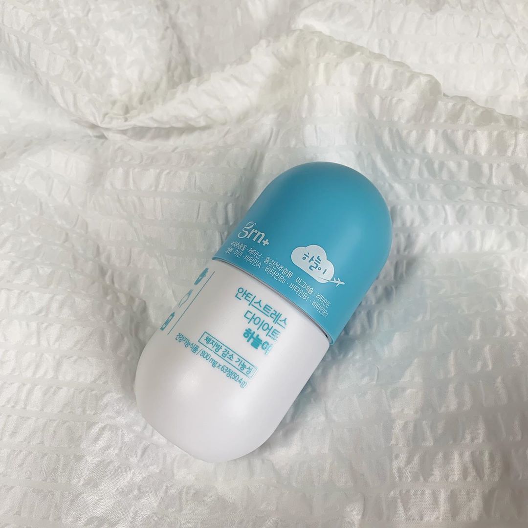 한나(24) on Instagram: “💙 . ☁️GRN 안티스트레스 하늘이 다이어트☁️ . 스트레스와 체지방을 동시에 관리해주는 똑똑템😊 . 1일 1회로 잠들기전 3정 섭취로 ✔️피로개선 ✔️긴장완화 ✔️체지방 감소 . 최근 더운 날씨탓에 잠을 쉽게 이루지 못하였는데 하늘이 섭취 후…”