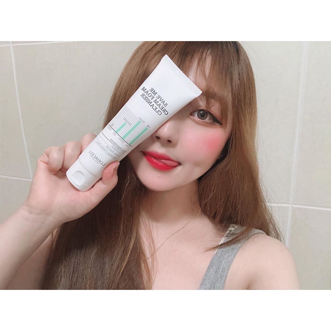 정수진 on Instagram: “LOHACELL  미세먼지도 강력히 세정해주는 엄청 엄청 순하지만 너무 쫀쫀하고 거품도 엄청 잘나는 로하셀 세이브 미 폼 클렌저 랍니다ㅎㅎ 다들 약산성 클렌저는 거품이 많이 나지않고 클렌징이 약하다 생각하시지만 이 제품은 거품도 너무너무 많고 제형도…”