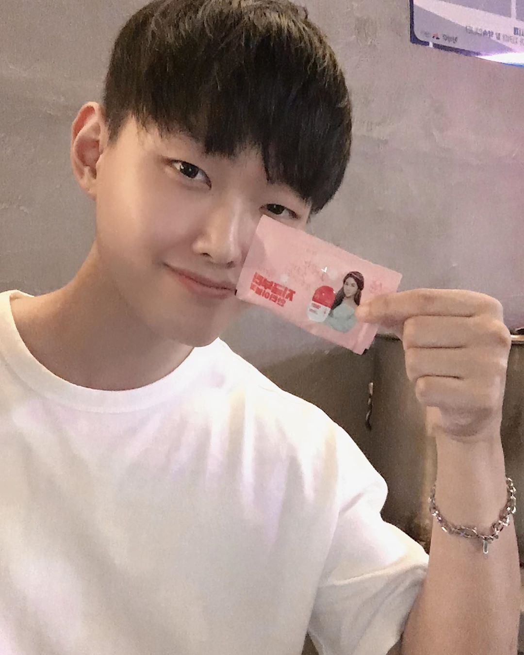 김민우 / 사스미사슴 on Instagram: “#첫줄 .
.
음주 전 1포
음주 후 1포
다음날에 멀쩡해지는 요즘 먹는 젤리쓰
#지알엔 #grn .
.
.
.
.
.
. #김민우 #lie #그시간그날 #selfie #followme #weekend #daily #사스미사슴 #숙취해소제”