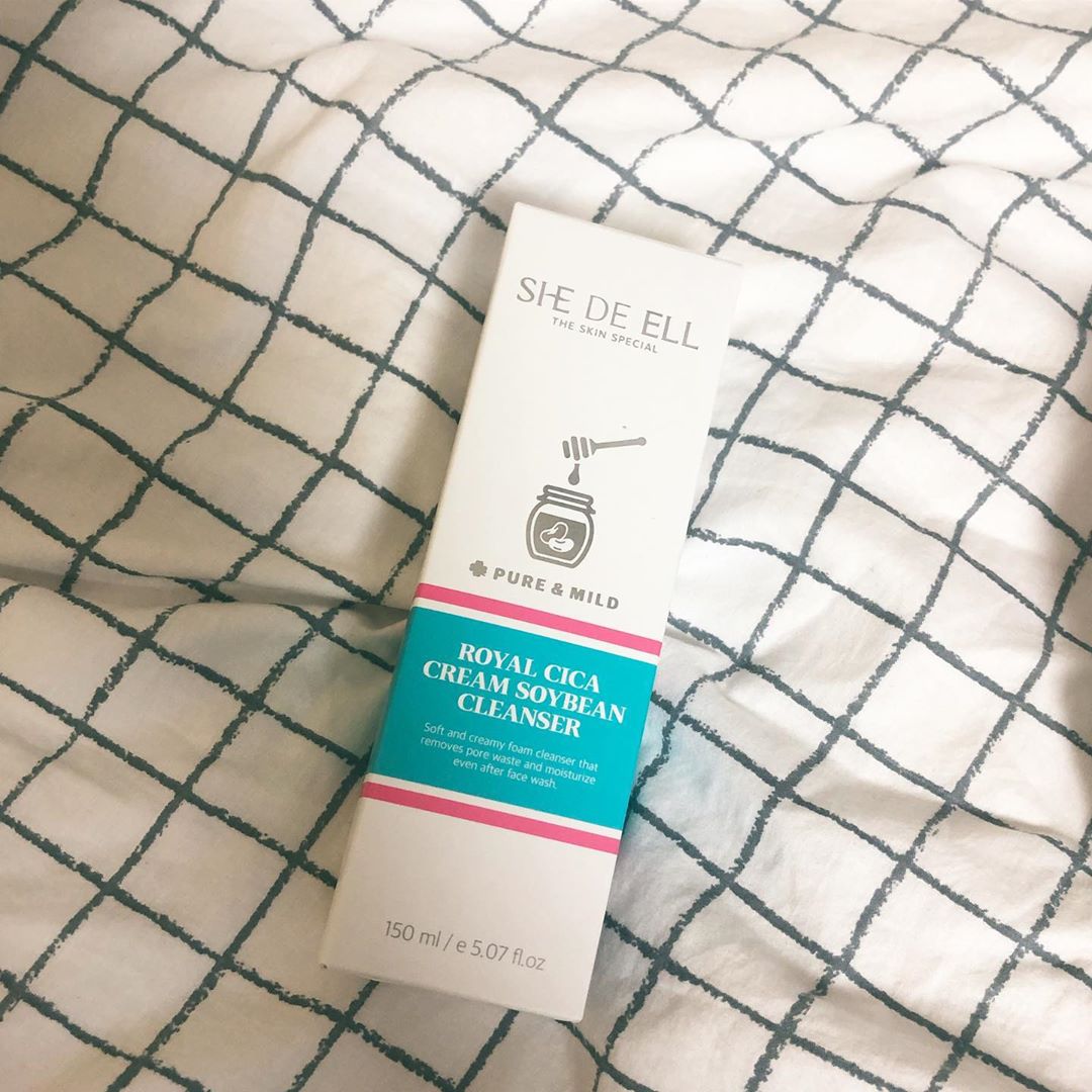 姃旼❣️ on Instagram: “수분감 가득한 폼클렌저💦  모공까지 깨끗하게 딥클렌징되는데, 콩 포뮬라로 당김없이 촉촉한 제품이라 첫 느낌부터 깜짝 놀랐어요.  ewg 올 그린 등급을 받은 약산성 제품이라 피부에 자극적이지도 않고, 피부장벽도 개선해주니 일석이조!  조금만…”