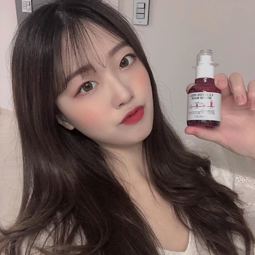 백윤주 on Instagram: “1분으로 맑은피부를 경험하는 세럼마스크! 씻고나면 항상 건조했는데 이 세럼마스크를 사용한 뒤부터 건조함이 많이 없어졌어요😊 ph 3.5의 낮은 산도가 피부에 롤링되어 알칼리화된 피부 밸런스를 잡아주고, 7가지 ACID 성분 배합으로 피지와 블랙헤드…”