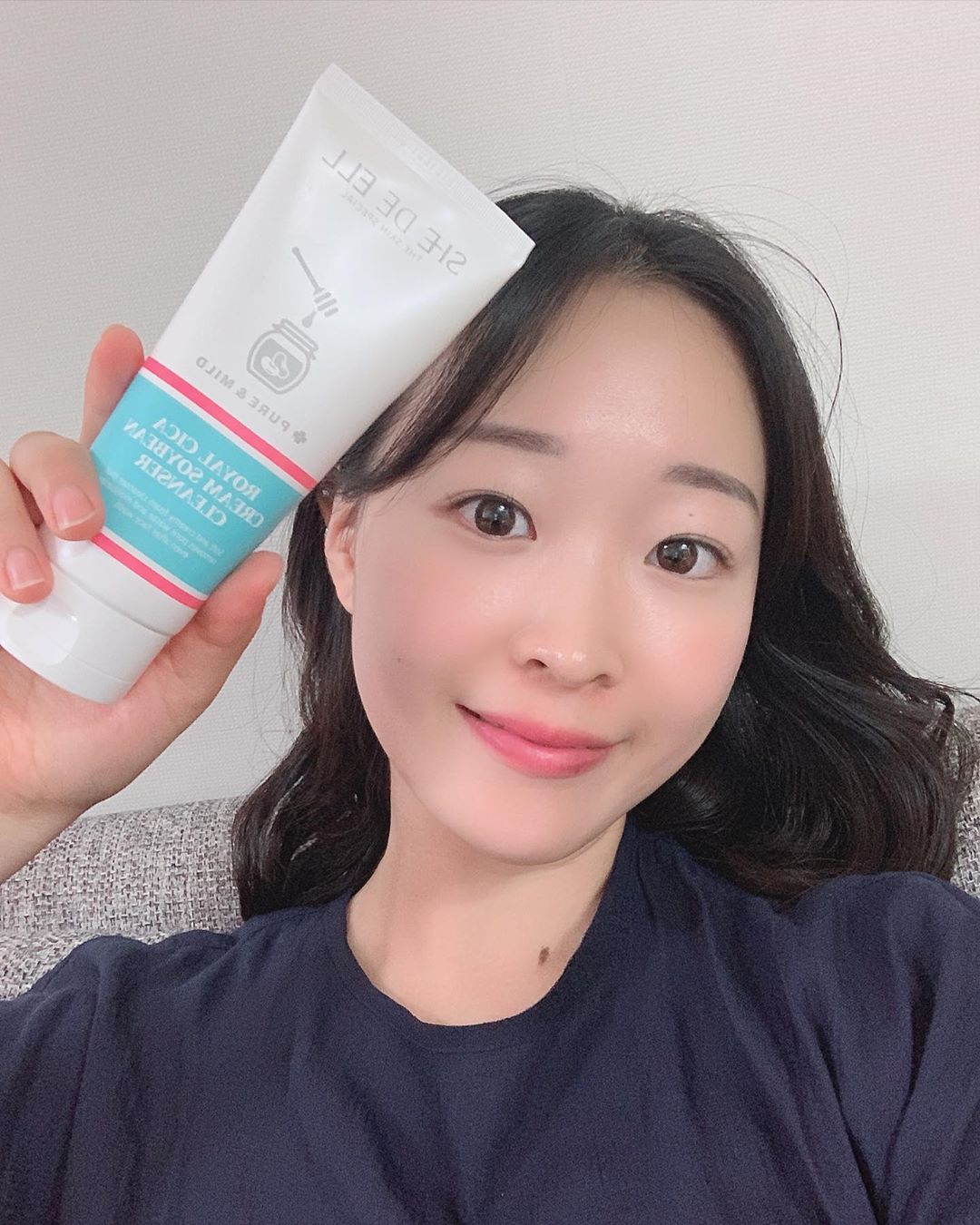 자요미🍒 on Instagram: “요즘 운동갈때마다 챙겨다니는 클렌저 세안을 하면 수분을 빼앗기는데 단백질이 풍부한 콩포뮬라 성분으로 이루어져서 보습세안이 가능한 제품이라 건조한 사람한테 진짜 핵 강추해요💕 약산성에 로얄시카성분도 있어서 예민한 분들도! 쫀쫀한 제형으로 이루어져 탄력…”