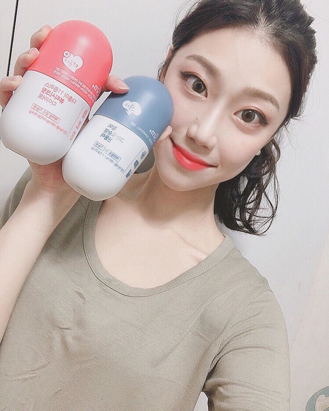 연 주 on Instagram: “다홍이랑 천둥이로 뚠뚠이 탈출하고 소유언니 몸매 도전해야징๑• ₃ •๑ - ❤️다홍이는 여자들의 그날 건강까지 케어해 주니깐 1석 2조의 효과를 볼 수 있어요👌🏻 - 💙천둥이는 프로바이오틱스와 알로에전잎 아연이 들어가서 상쾌하고 건강한 비움을…”