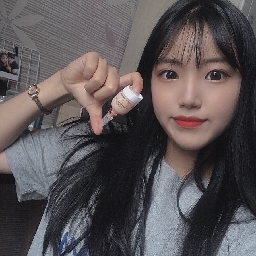 지원 on Instagram: “🧡🧡까망이👉🏻하양이 되기🧡🧡 여름에 탄 피부 @loha_c 이랑 같이 관리하쟈아아아~~ ✔️미백+주름 관리 한번에 다 잡쟝 (세번째 다시 올리기....💦) . .…”