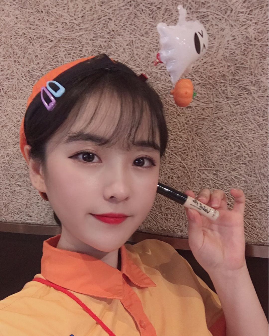 소연 on Instagram: “얇고 부드러운 #쉬드엘컨실러 😆 끈적이거나 묻어나오지않아서 지속력 체고❣️ . . . #쉬드엘벨벳에어페인팅컨실러 #벨벳에어페인팅컨실러 #데일리메이크업 #컨실러#메이크업 #뷰덕 #롯데월드캐스트…”