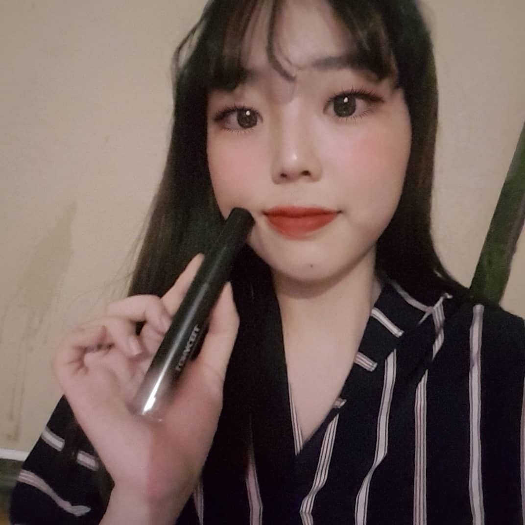 손진향(햄뽀) on Instagram: “인생잇템💞 #로하셀컨실러 ㆍ 로하셀 쿠션을 사용하다가 이번에는 컨실러가 새로나와서 컨실러를 사용해보았어요! 다른 컨실러와는 다르게 커버와 동시에 피부 진정 효과가있어서 더욱 촉촉하더라구요❣ 그리고 영상을 찍다보면 다크써클이나 피부색이 죽은 부분들이…”