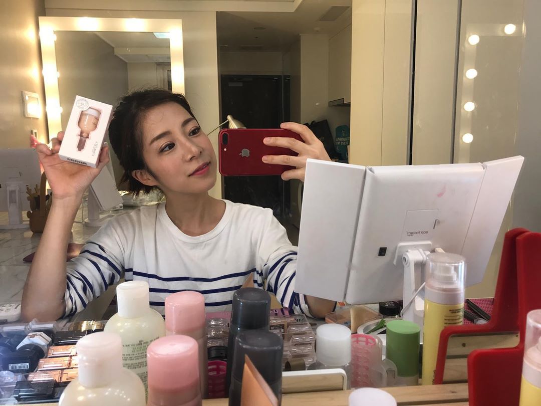 박시영 CYoung on Instagram: “. #로하셀 @loha_c  #톤업드롭샷앰플 💞 너무 무겁고 끈적거리는 #앰플 은 아무리 좋아도 사절인데 이 제품은 적당히 초크초크하고 흡수도 빠르고🤩 . . #lohacell #로하셀드롭샷앰플 #드롭샷앰플 #로하셀앰플 #미백앰플 #스킨케어 #홈케어…”