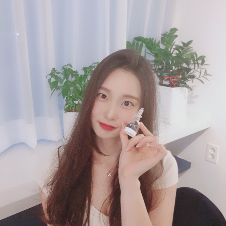 찌니의😋일상이🌕담긴📷 소중한💝 공간 on Instagram: “쌩얼로 많이 다니는 나에게 가방에 쏙 하고 챙길 수 있어 넘 좋은 앰플😍 흡수도 빠른데 쫀득쫀득하니 피부진정,보습에는 요만한 아이 없는듯😁  #로하셀 #lohacell #로하셀하이드롭샷앰플 #하이드롭샷앰플 #드롭샷앰플 #로하셀앰플 #수분앰플…”