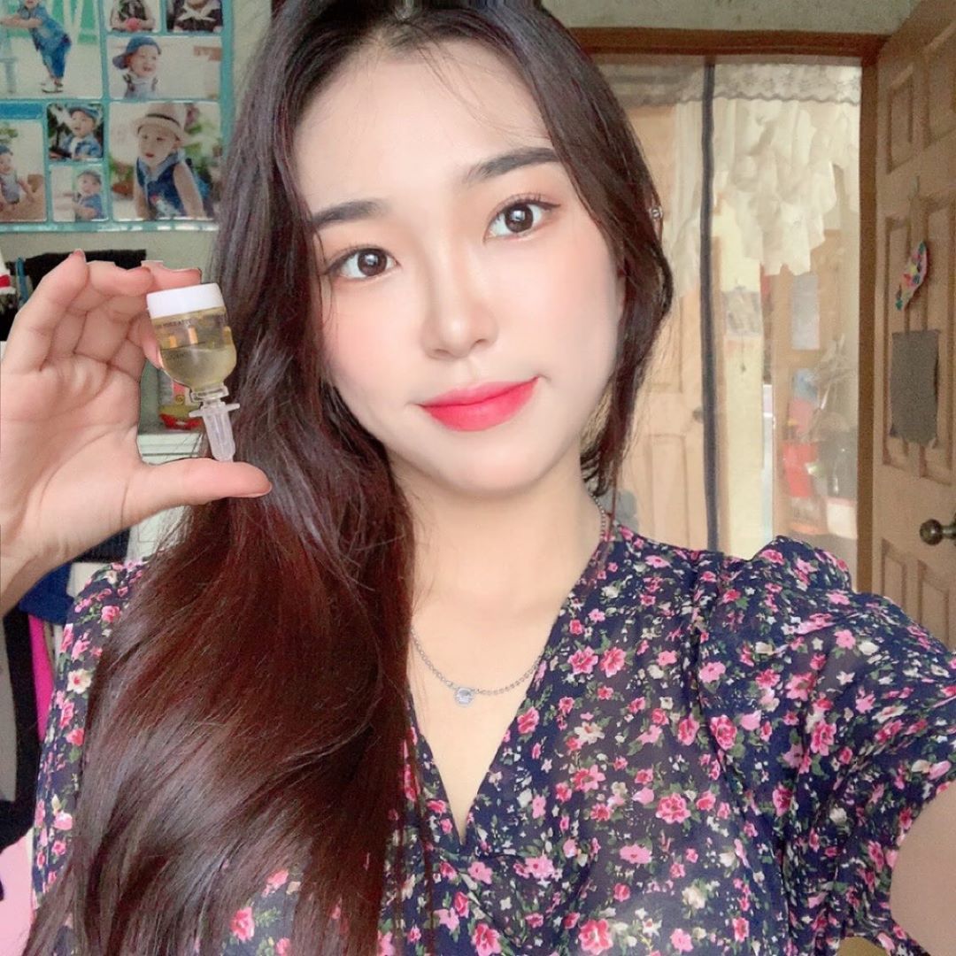 뜰기ෆ on Instagram: “☁️ 로하셀 비타드롭샷 앰플 ☁️ 9가지 멀티비타민과 비타민나무 수 61%를 함유하고 있어 지친 피부에 활력을 ✨ 또 비타 세럼에 오일을 더해 이중으로 보습이 되서 건조한 피부 잡기에 딱이다 😘 #로하셀 #lohacell #로하셀비타드롭샷앰플…”