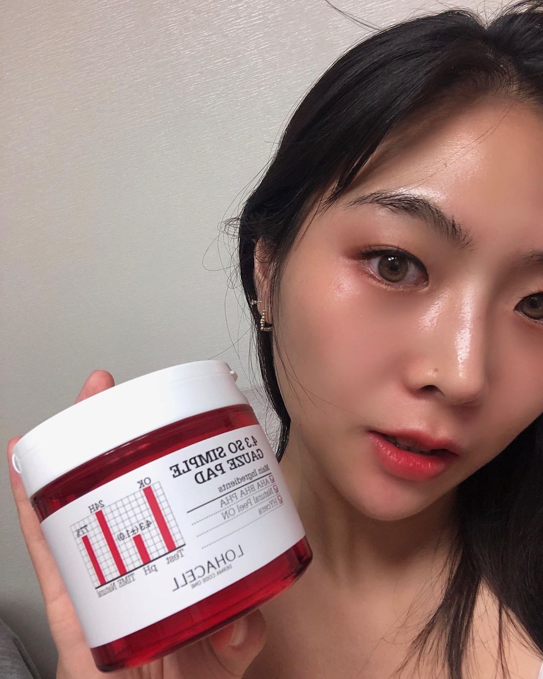 👀 on Instagram: “환절기에 스물스물 올라오는 각질 ㅍ편하게 관리할 수 있는 꿀템 👍🏻 왠지 피부에 자극적일것 같았지만,  세안후 올라간 PH를 빠르게 낮추어서피부 산도 밸런스를 맞춰주는 똑똑템~😉완전히 데일리스킨케우 꿀템❤️#로하셀 #lohacell #쌍욕패드…”
