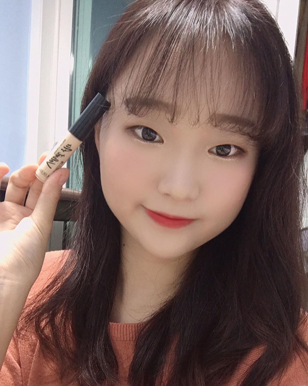 소민경 on Instagram: “. 맨날 ㄷㅅ컨실러만 썼는데 이제 갈아탈 때 된듯ㅠ 인생컨실러를 찾았고듄!! 징짜루 얇게 발리는데 커버장난아니게 잘해줘서 눈물...😭 그리고 바르면 엄청 보송보송해서 파우더처리 할 필요도 없고ㅠㅠㅠ 늠나 쥬앙👍 이제 내 다크서클 지킴이는 쉳엘...🐼…”