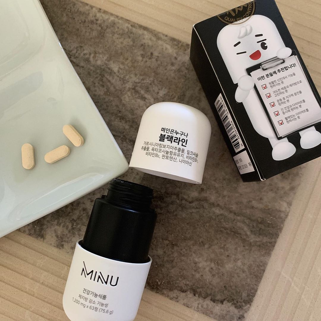 현댕 (27) on Instagram: “#미누블랙라인 진심 6개월을 부어라마셔라꾸워라먹어라해가지구 ^^,, 이빵떡 이돼지 이달덩어린데 머리까지 개판오분전이네👀 나처럼 개귀차니즘인사람들 같이 다이어트해요🐷 알약 잘 못먹지만 ✔️1회1정 복용하는거라 덜 부담스러웠던 #다이어트보조제…”