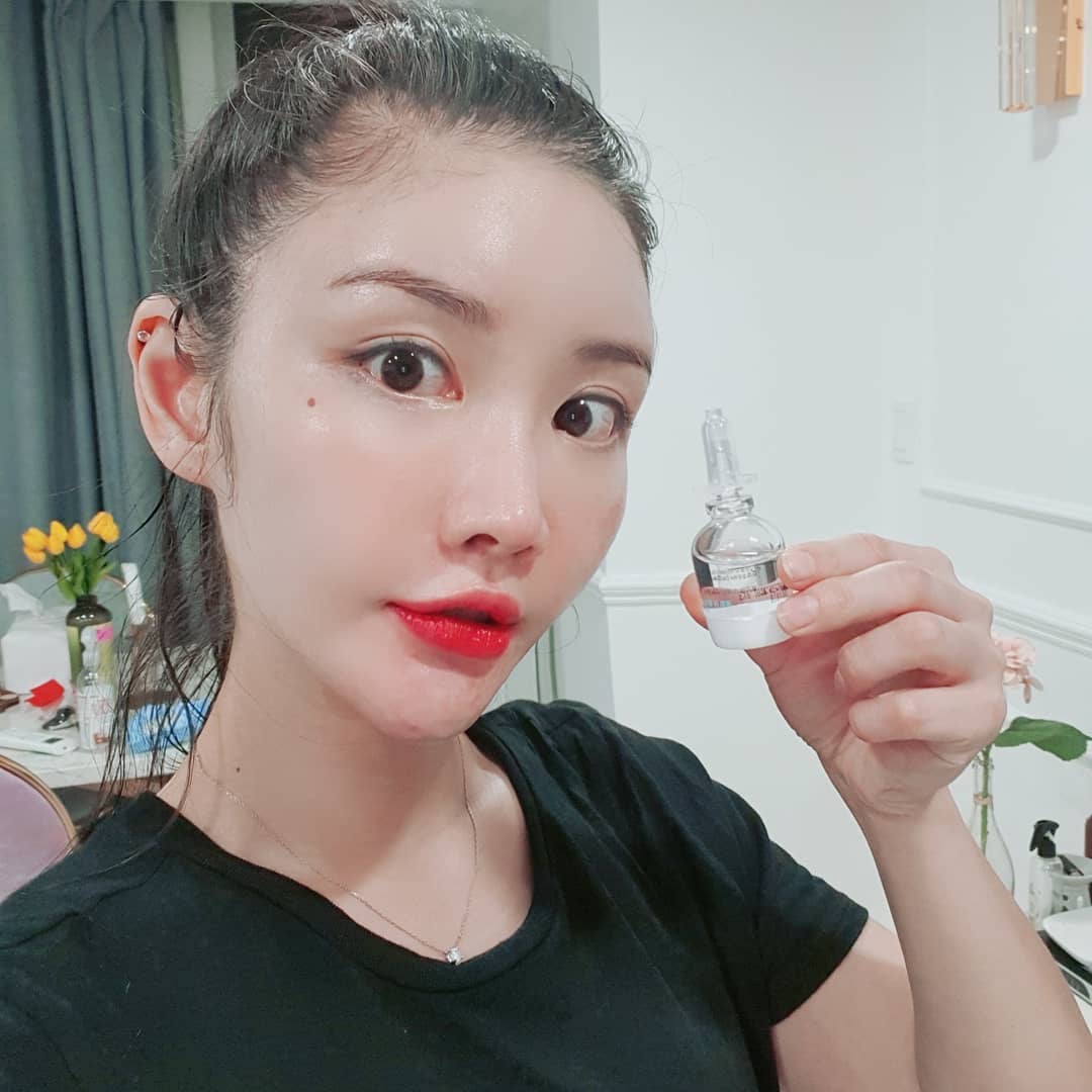 Sso🍑 on Instagram: “🙊 요즘 같은 계절에 사용하기 딱 좋은 #앰플추천 👍 히알마이드가 무려 97% 들어있다니❣ 증말 수부지피부를 위한 아이템🧖‍♀️ . . . #로하셀 #lohacell #로하셀하이드롭샷앰플 #하이드롭샷앰플 #드롭샷앰플 #로하셀앰플 #수분앰플 #스킨케어…”