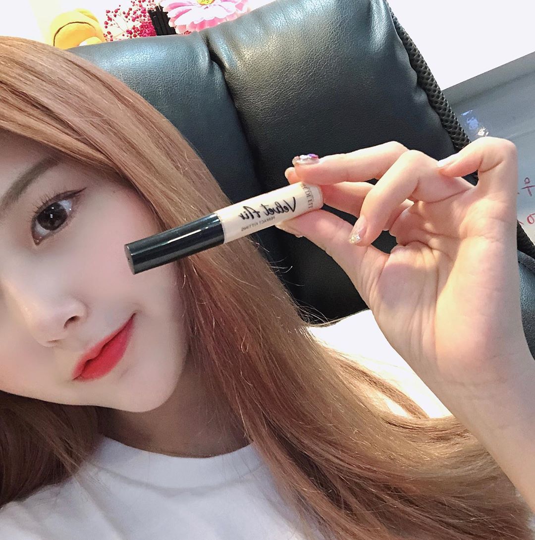 𝒿𝒾 𝓎𝑜𝓊𝓃𝑔 on Instagram: “쉬드엘 벨벳 에어 페인팅 컨실러  끈적임이나 묻어남 🙅🏻‍♀️ . . . 얇고, 부드럽게 발리지만 커버력 👍🏻 잡티 다크서클 커버 최고 ,,👍🏾 . . . 워터프루프 컨실러로 지속력이 좋고 5중 세라마이드 함유로 외부 환경으로 인한 자극으로부터…”