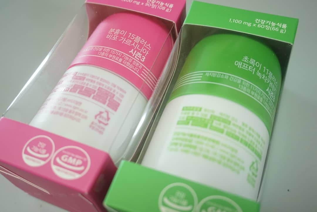 Jimin  Kim on Instagram: “. 이번에 새롭게 리뉴얼된 초록이분홍이 시즌3  전에 제품이 역한맛과 향이난다는 후기가 있어서 걱정했는데 시즌3는 전혀안나서 어려움없이 섭취할 수 있었어요! 분홍이에는 탄수화물이 지방으로 합성되는걸 막아주는 가르시니아가 초록이는 체중감량에 도움을…”
