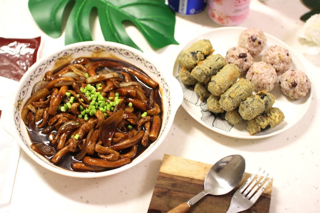 ☆달콤쨈☆ on Instagram: “#푸드얍 #삼선어욱짜장어볶이 & #삼선어묵매콤떡볶이 .  우앗~요건 또 새로운 모양의 #즉석떡볶이 . #누들어묵 과 쫄깃한 #누들밀떡 의 매우 적절한 조합이 젓가락으로 후룩후룩 먹어도 좋다라는 . 첨에 어묵이 뭐 이리 생겼어 하고 깐봤는데 이래 뵈도…”