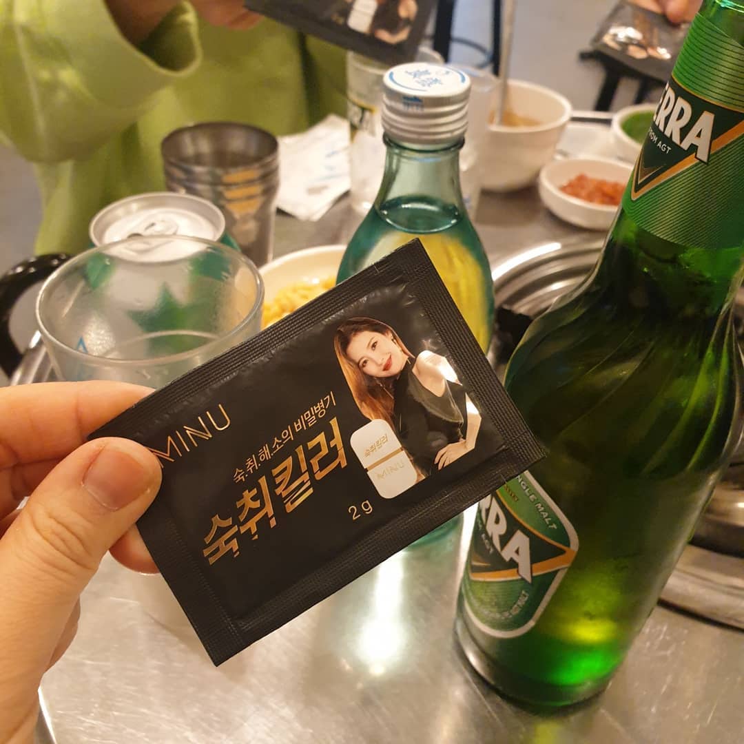 김한솔 on Instagram: “미누숙취킬러 분말형 존좋😋  요즘은 나이들고나서 다음날 숙취로 고생을 많이해서 상쾌한꼭챙겨먹었는데, 토끼똥같아서 먹기힘들었음  근데 미누에서나온 숙취해소제는 파인애플맛비슷함 그리고 소주먹으면서 타놓고 물처럼 마실수있으니 더 좋은듯,  저날 소주먹다가…”