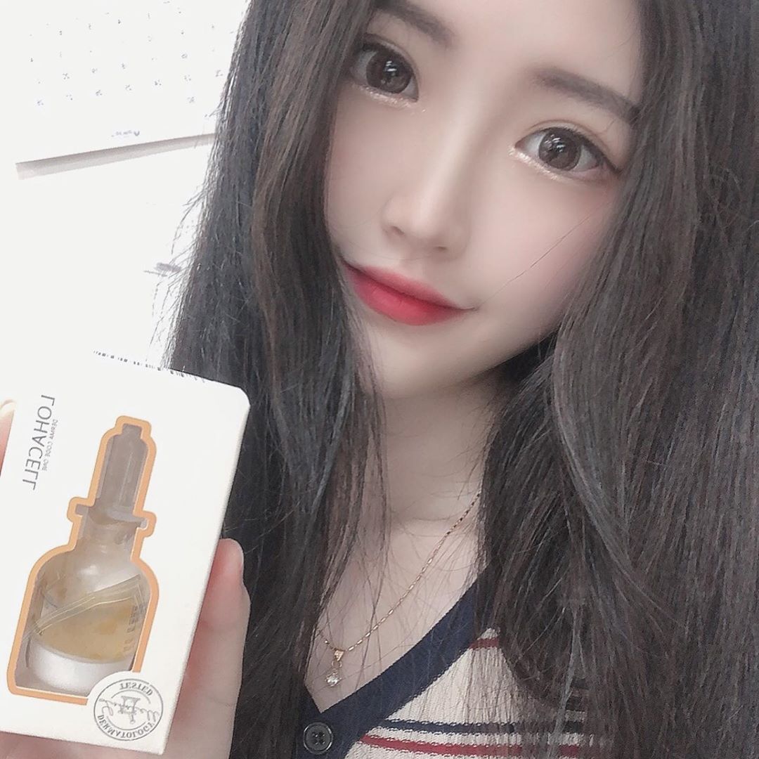 은수 on Instagram: “로하셀 비타 드롭 샷 앰플은 9가지의 비타민과 홍삼추출물이 들어가 피부에 활력을 더해줄 캐어제품이에요ㅎㅎ 뭐든 기초 화장이 제일 중요!! 비타 드롭샷은 저녁에 화장을 지우고 세수를 하고 오늘하루 지쳐있는 피부에 비타민을 공급 해주는것으로 오늘 하루…”