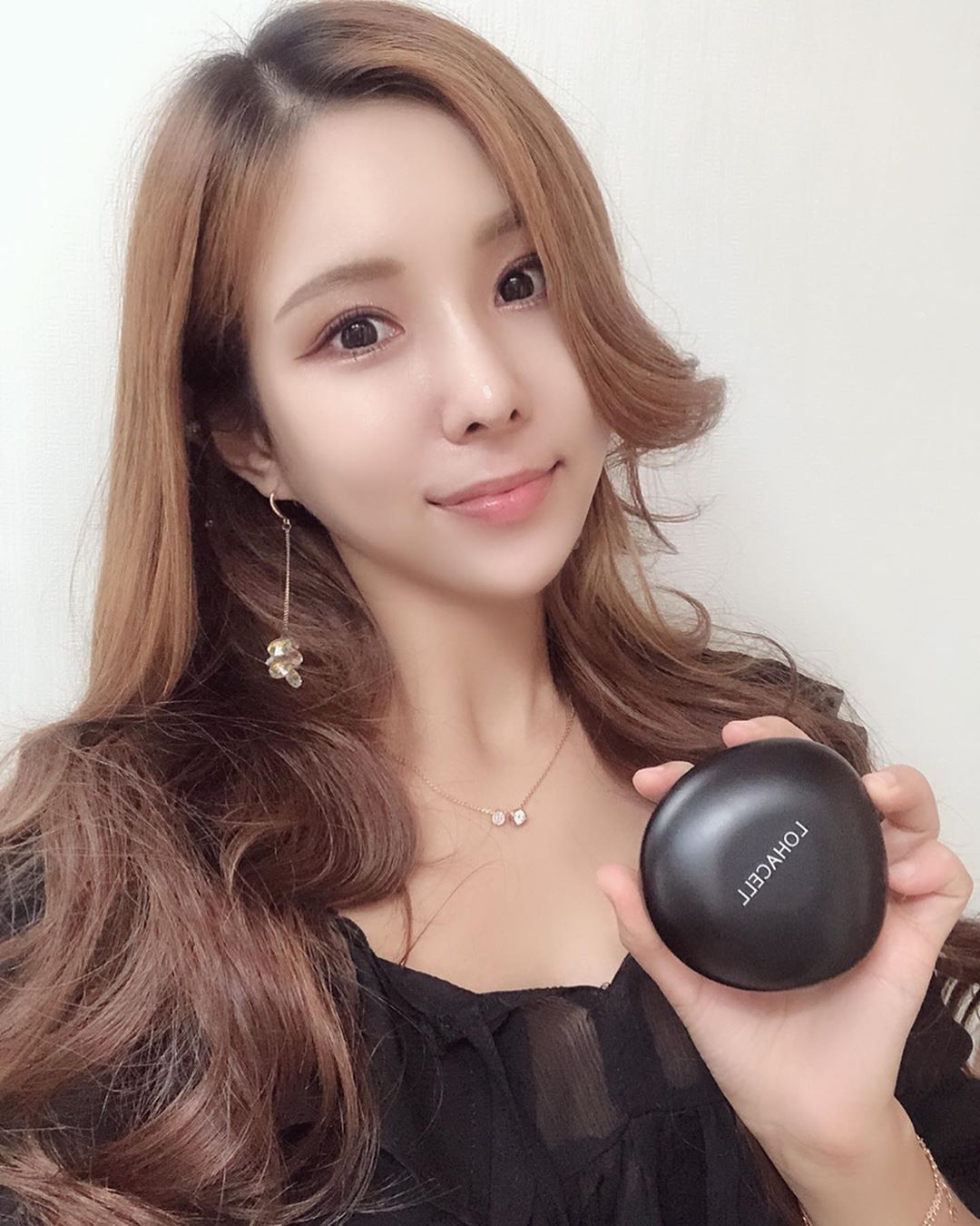 yi.seo.a💕 on Instagram: “...굴곡없이 매끈한 피부비결 #로하셀조약돌쿠션 무너짐이랑 다크닝 주름끼임도 없었어요!! 짱쥬아🙂 모공&잡티 순삭커버! 도자기피부 완성 >.< 얇고 가벼운 초경량 솜털커버라 답답함은 없는 밀찰력 찰떡쿠션!! . 메이크업시 답답함은 없구 지속력 높은…”
