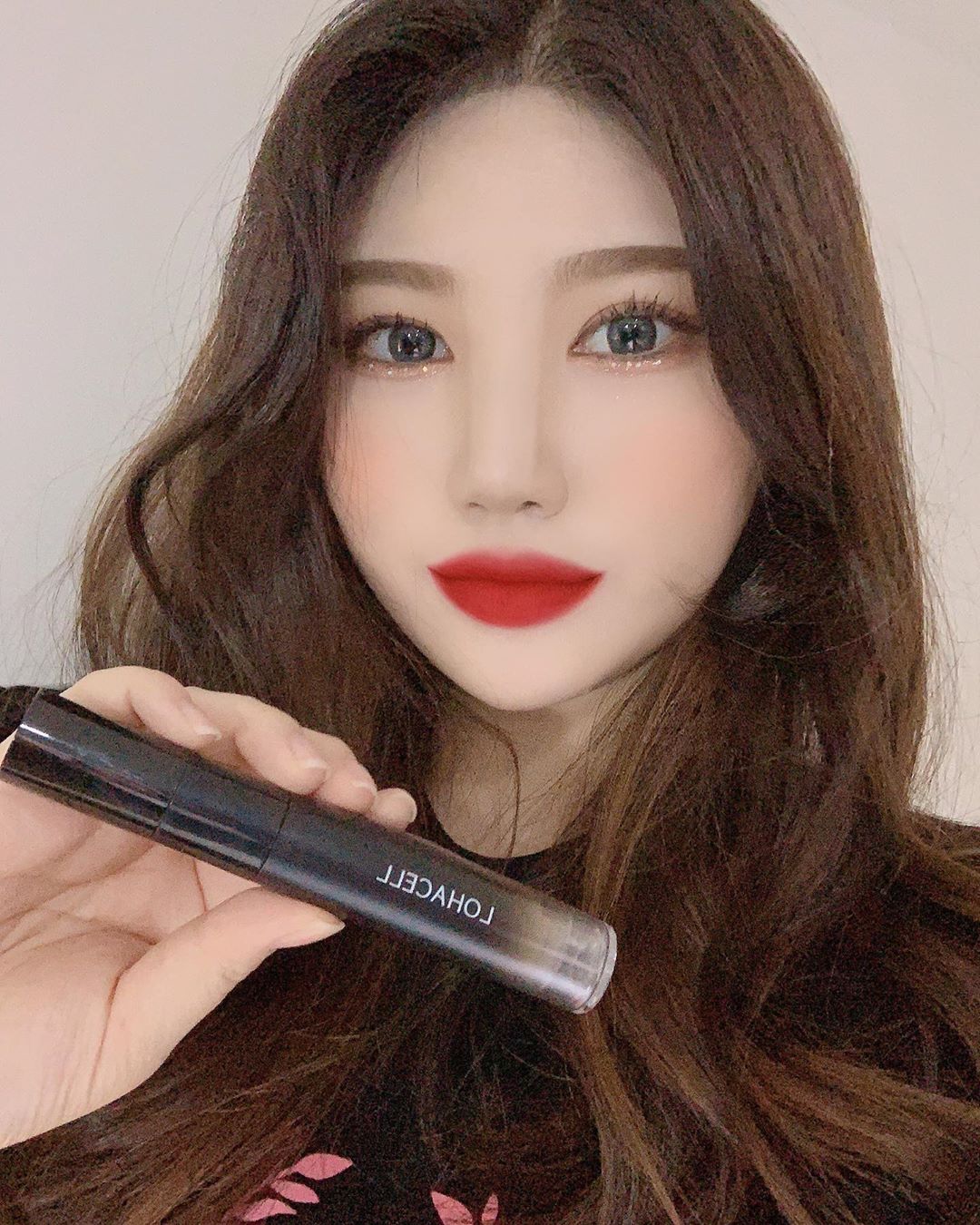 요정입니다 on Instagram: “로하셀에서 신제품 리얼 피팅 컨실러가 출시됐어요!  트러블 커버 전용 컨실러이기 때문에 피부 진정과 보호에 도움이 되는 성분이 들어 갔고 무자극 제품이여서 민감성 피부이신 분들도 걱정 마시고 사용하셔도 됩니당  48시간 메이크업 지속력 테스트를…”