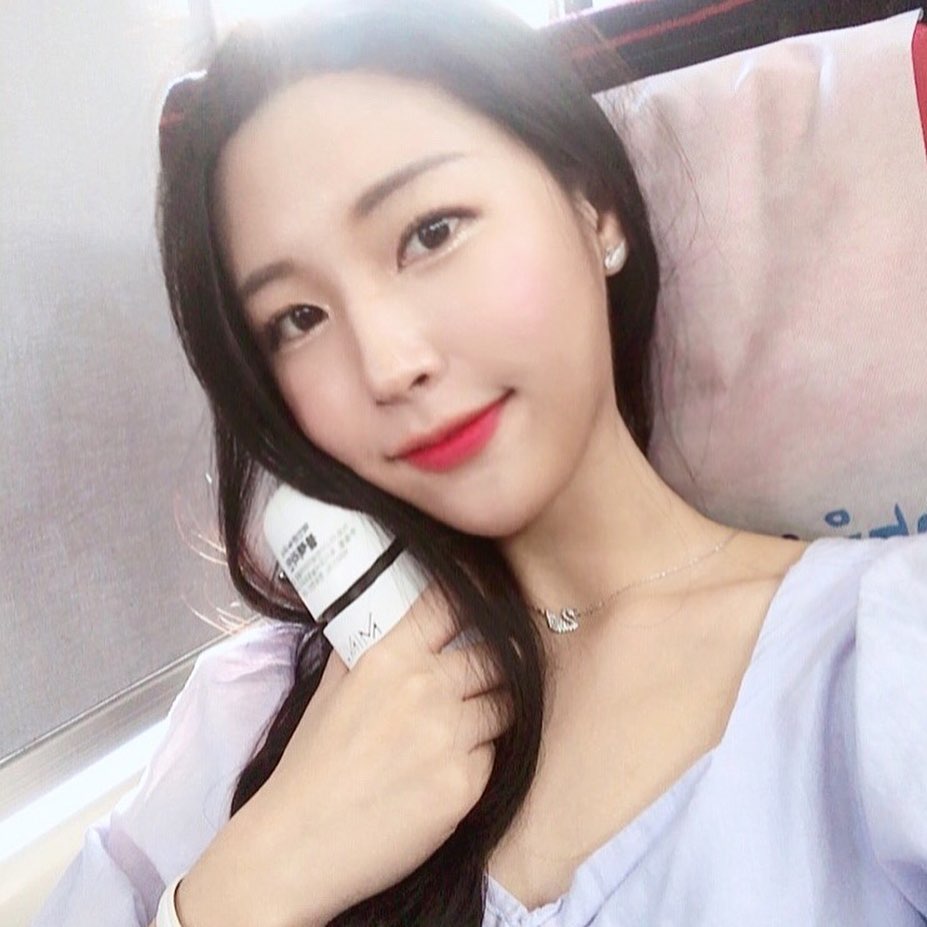 이 예지 on Instagram: “우리 오빠꺼 몇개 뺏어먹다가 좋아서 내가 먹는다😉 누가 밀크시슬 꼭 챙겨먹으랬어 .
.
.
#미누 #minu #미누다이어트 #미누블랙라인 #블랙라인 #다이어트보조제 #관리하는남자 #관리하는여자”