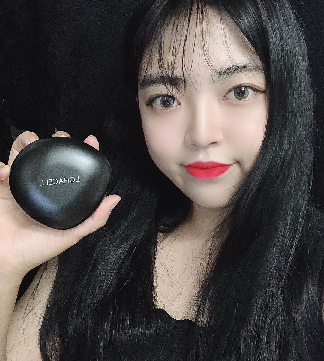 세인🧚🏻‍♀️ on Instagram: “가방 앞주머니에 쏙 들고 다니기 좋은 긔여운 조약돌 모양 가볍고 초밀착커버로 매끈한 피부가 오래도록 지속!! . . . . . . . #로하셀 #lohacell #로하셀조약돌쿠션 #조약돌쿠션 #리얼피팅쿠션 #로하셀쿠션 #지속력갑 #뷰티스타그램…”