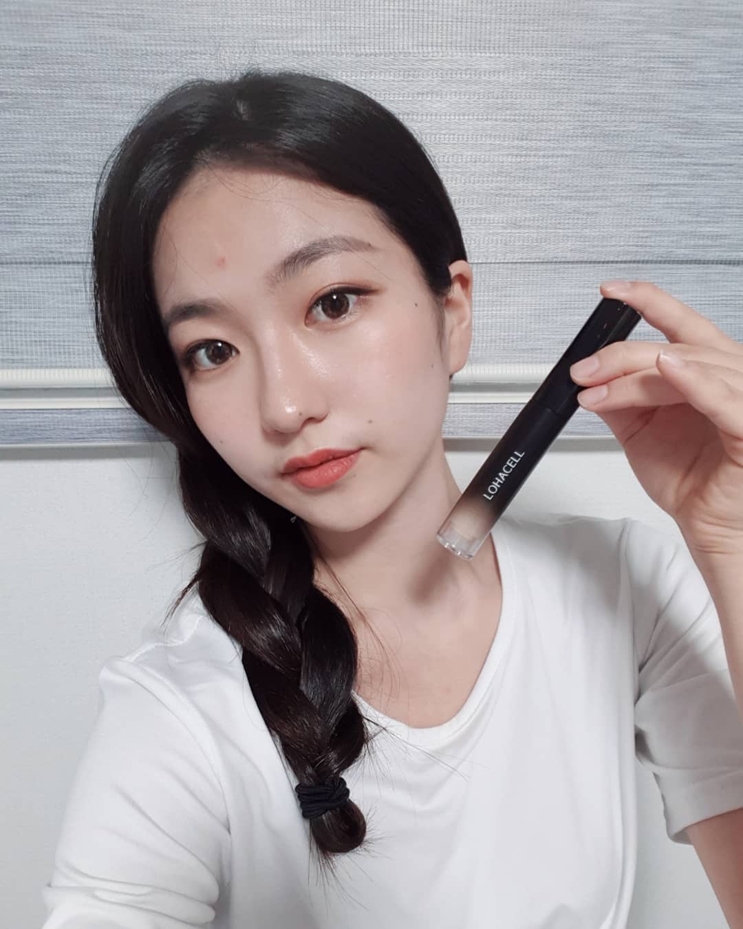 오 소희 on Instagram: “로하셀 컨실러  제가쓴건21호에요 👉👍 색상은 3가지 19호 21호 23호 가 있어요 피부색에 맞춰 사용하기 좋아요  뚜껑을 열면 짜서 쓰거나 팁이 들어있어 바르는게 아니라 케이스를 약간 돌려주면 소량씩 내용물이 나와요 얼굴에 직접 닿는게 아니라서…”