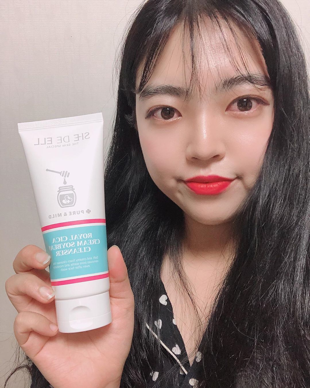 세인🧚🏻‍♀️ on Instagram: “콩클렌저는 약산성 폼클렌저로 단백질이 가득한 5가지 콩 추출물과 로얄젤리 추출물이 함유되어 있어 세안 시 영양과 수분이 빼앗기지 않도록 도와줌! . . . . . . #쉬드엘 #shedeell #쉬드엘콩클렌저 #콩클렌저 #쉬드엘로얄시카크림콩클렌저…”