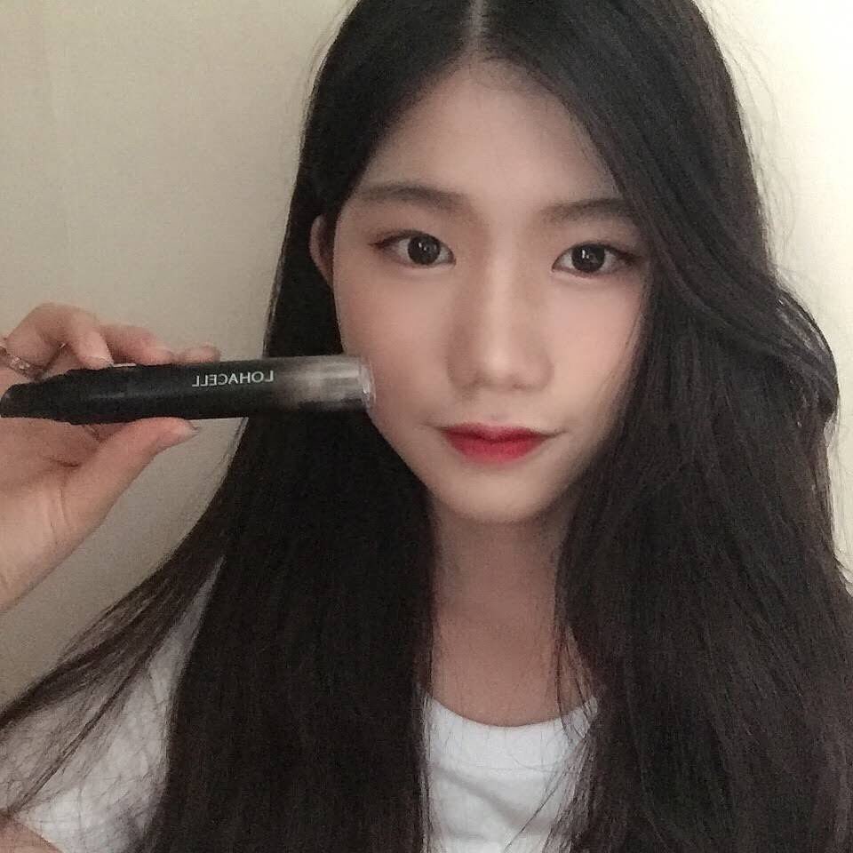 @lu_cid._ on Instagram: “❤️로하셀 리얼 피팅컨실러❤️ 트러블 전용이라 피부진정효과에 진짜 커버력이 짱짱! 홍조 주근깨에 점까지도 커버가능ㅠㅠ 방수력도 있는건지 물에서도 잘버팀👍🏻 색상은 19호, 21호, 23호 총3가지 있는데 자기톤보다 어두운톤 추천함 리얼 인생…”