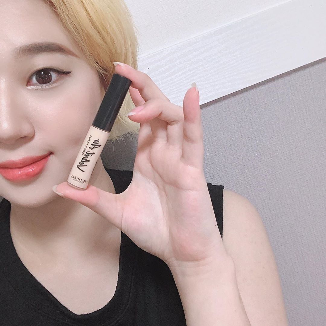 김주연 on Instagram: “쉬드엘 벨벳 에어 페인팅 컨실러 1호 바닐라 사용~  본 제품은 쉬드엘 협찬제품이나 진짜 솔직한 후기로 남겨요 -커버력은 중상 붉은기 잡티는 가려지나 아이라이너는 덜 가려짐  근데 아이라이너 가릴꺼 아니자나요? - 매트한 제품이라 건성인 나에겐…”