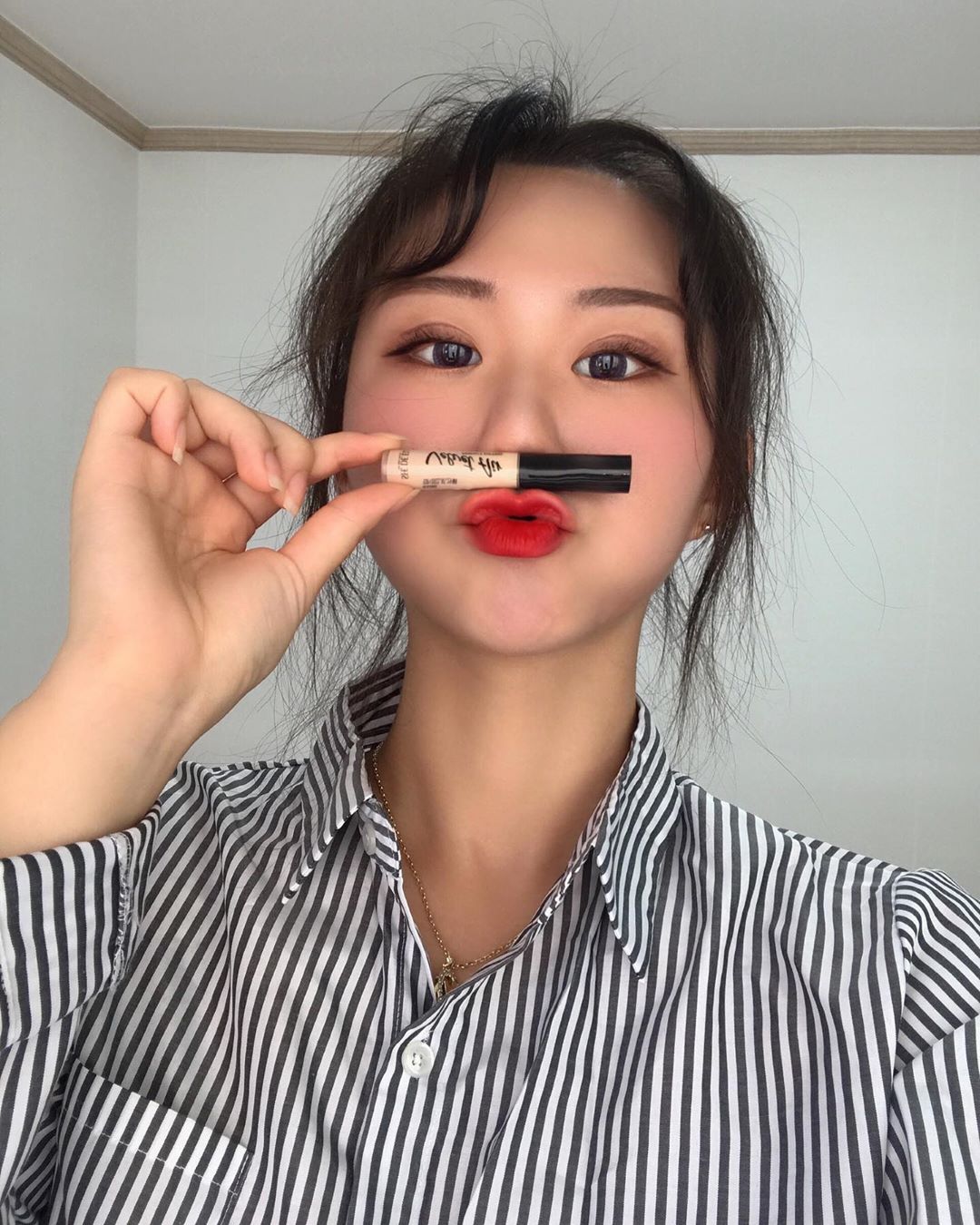 김혜현 (金惠賢) on Instagram: “쉬드엘 컨실러 보송하면서 커버도 잘되서 좋당 💞”