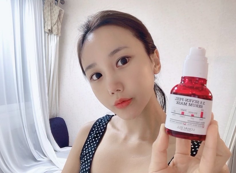 려은😙 on Instagram: “로하셀 두번째💕 ☘️로하셀 각질제거 세럼☘️ 첫번째 사용 했을때, 살짝 따가워서 잘못된건줄 알았다. 알고보니  쌍욕세럼이라고 꽤나 인기템이었네!  쌍욕할정도로 따갑지는 않고, 적당한 따가움?ㅋ 첨에 사용했을때는 달라진걸 못느꼈는데 두번째 사용했을때는…”