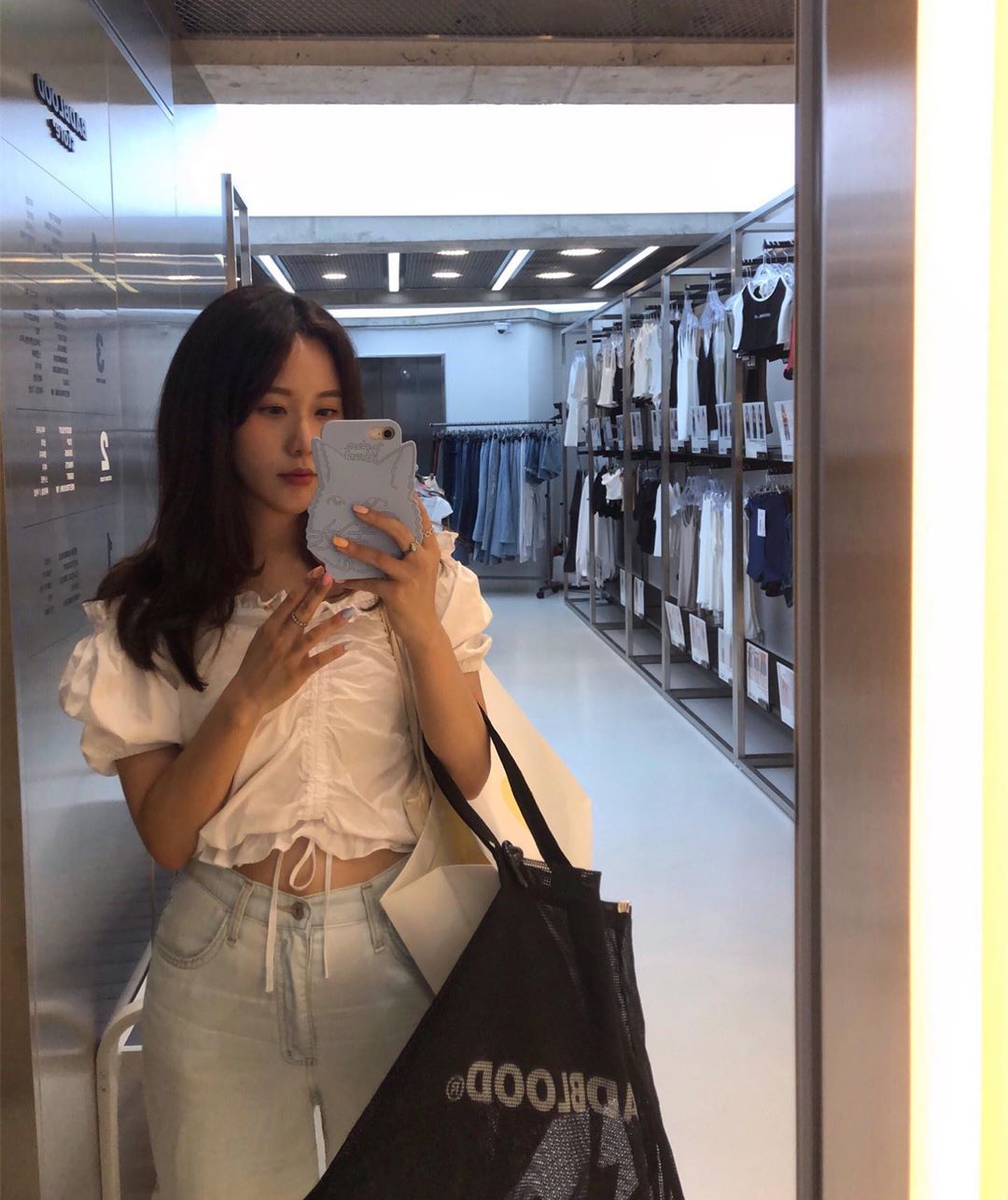 ᴬᴺ ᴶᴵᴴᵞᵁᴺ 〰 ♡ on Instagram: “참새와 방앗간 👖🔥🧘🏻‍♀️ 여기서 옷을 사야 다이어트를 한다 🐷 #배드블러드 #합정 #여자옷”