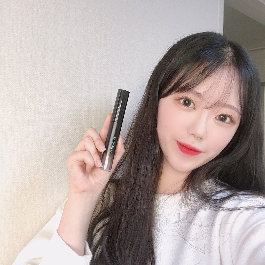 정혜민 on Instagram: “트러블 커버 전용 컨실러로, 피부 진정과 보호에 도움이 되는 로하셀만의 독자적 포뮬러 칼라시카가 함유되어 있는 로하셀 리얼피팅 컨실러🎀 48시간 메이크업 지속력 테스트를 완료한 제품이고, 트러블 뿐만 아니라 피부 홍조, 모공, 다크서클을 커버할 수…”