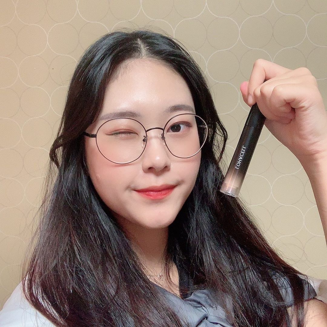 茶 慧 🇰🇷 on Instagram: “✔️로하셀 리얼피팅컨실러✔️ _ 🔴로하셀 리얼피팅 컨실러는 트러블 커버 전용 컨실러 _ 🔴피부 진정과 보호에 도움이 되는 로하셀만의 독자적 포뮬러 칼라시카가 함유되어 있는 제품 _ 🔴48시간 메이크업 지속력 테스트를 완료한 제품 _ 🔴트러블 뿐만…”