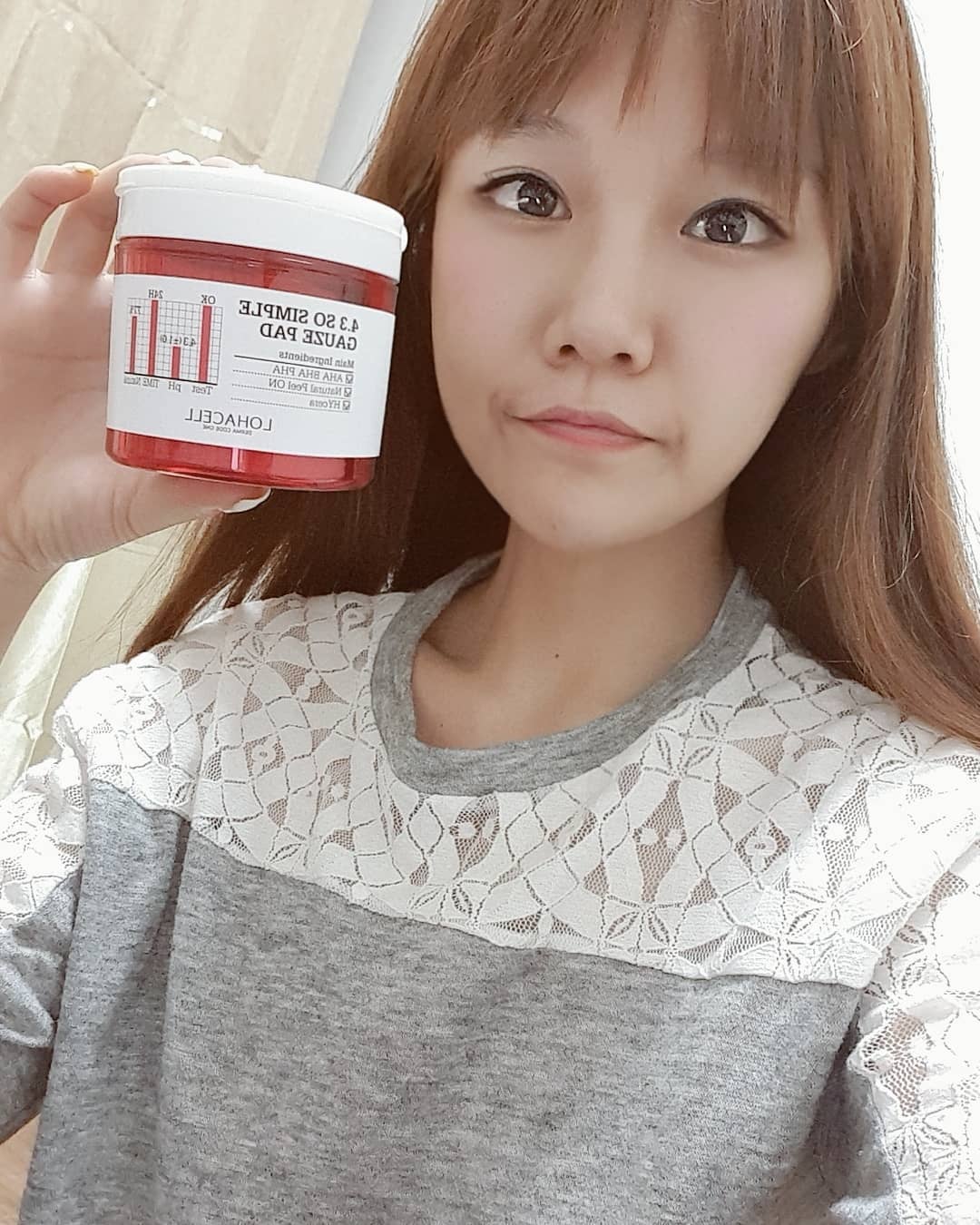 미요미 on Instagram: “로하셀 쌍욕패드!! 세안 후 첫 단계에 사용하는 기초 스킨케어 제품으로 피부가 건조해지거나 마르지 않게 즉각 수분을 보충해준답니다!  각질과 피지, 블랙헤드, 메이크업 잔여물까지 깔끔하게 제거해주어 매끈하고 고운 피부결로 만들어주어요! 게다가…”