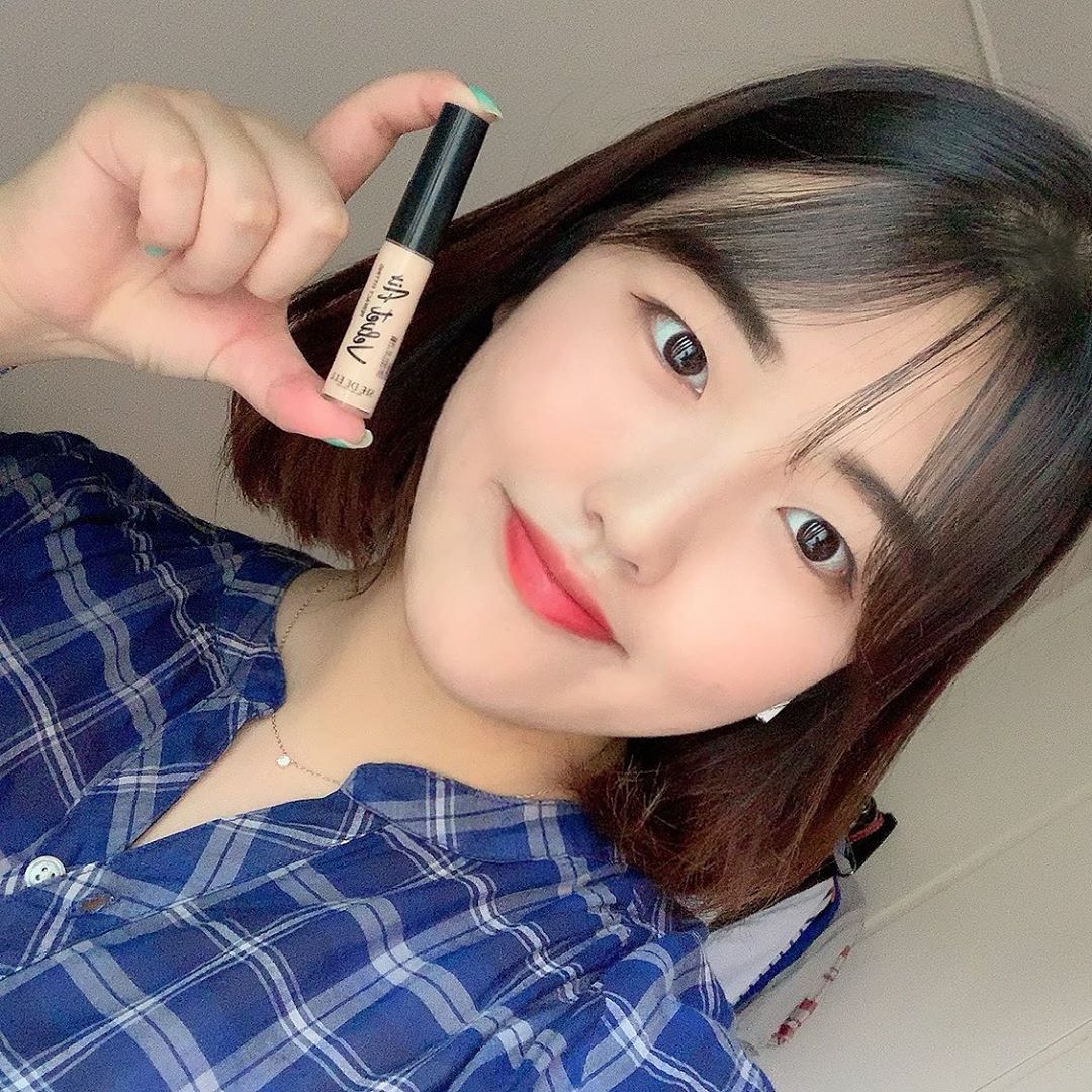 김 지 호 on Instagram: “쉬드엘 벨벳 에어 페인팅 컨실러 ❗️ 다크써클 너무 심해서 지성한테 맞는 컨실러 찾느라 고생했는데, 유목민인 나한테 정착템이다 .. 부드러운데 커버력 좋고 워터프루프라 지속력도 🤭👍🏻 끈적이지도 않고 손으로 꾹꾹 눌러도 안묻어나오고 아쥬 찾던 컨실러…”