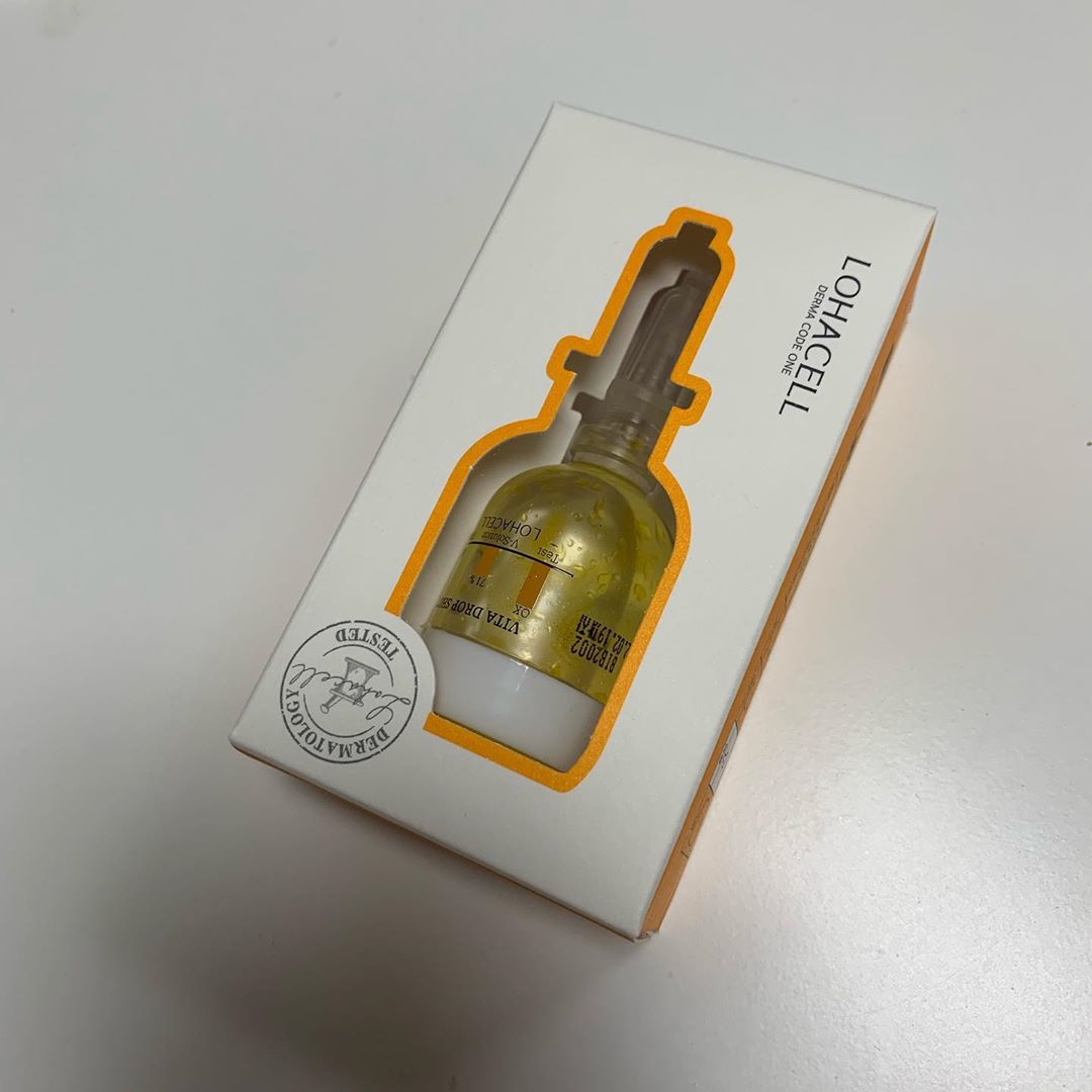 지수 on Instagram: “✨로하셀 비타 드롭샷 앰플✨  밝고 화사한 피부를 갖고 싶다면 비타앰플을 써야해요🥺  전에도 비타민앰플을 써봤지만 역시 또 써봐도 비타민앰플을 옳다🤦🏻‍♀️ 역시나 이 제품도 흡수가 엄청 빠르고 피부가 화사해짐을 느껴요!! 수분젤이 먼저 흡수되고…”