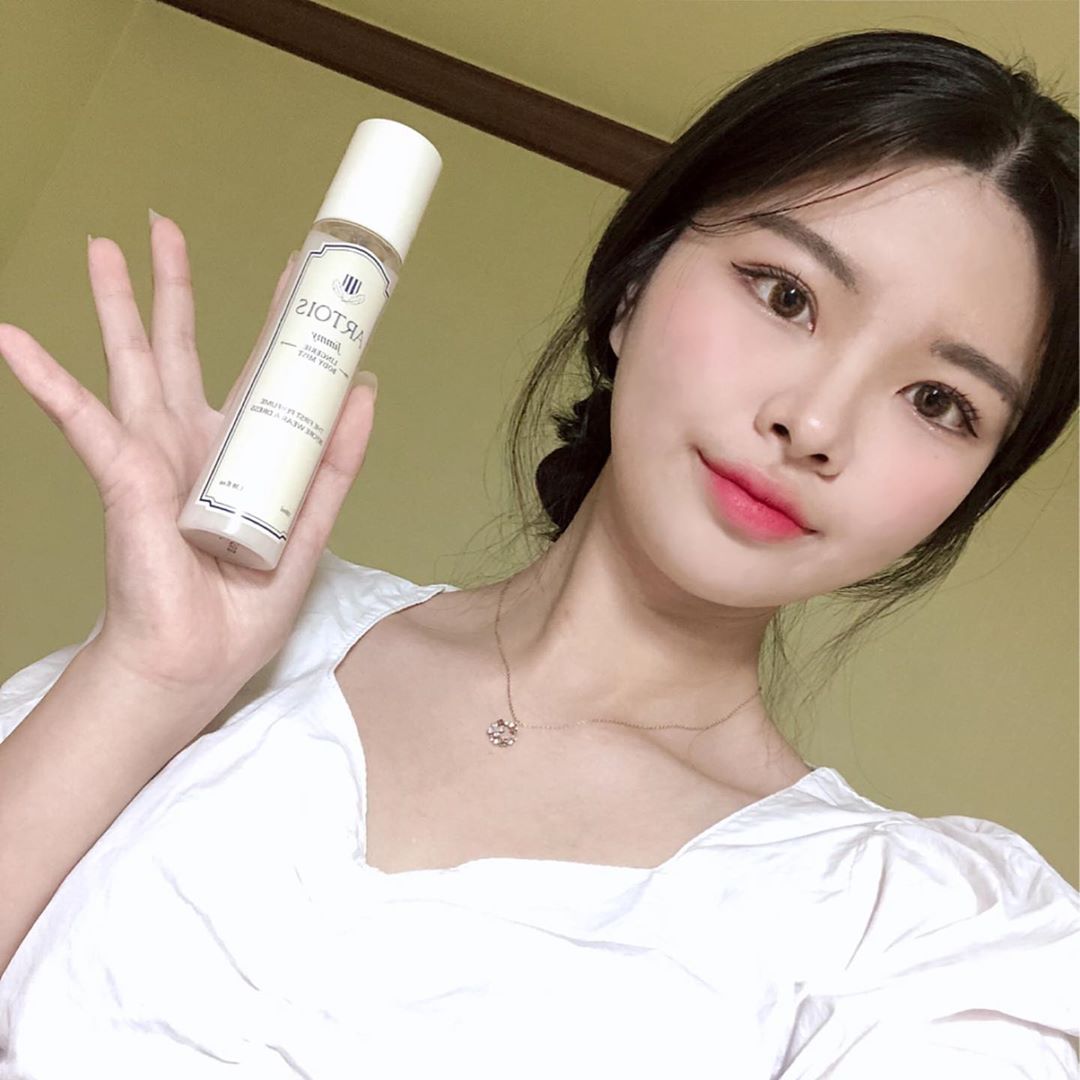 김효진 (19) on Instagram: “아르투아 지미 란제리 바디 미스트 _ 코를 찌르는 향이 아닌 은은한 향이라 나도 모르게 손이 자꾸 가는 제품!! 너무 가볍지도 않고 무겁지도 않아서 딱 조아ㅏ!! 거기다가 식물성 성분으로 안심하고 쓸 수 있어서 더더! 조아요❤️ _ _ _…”