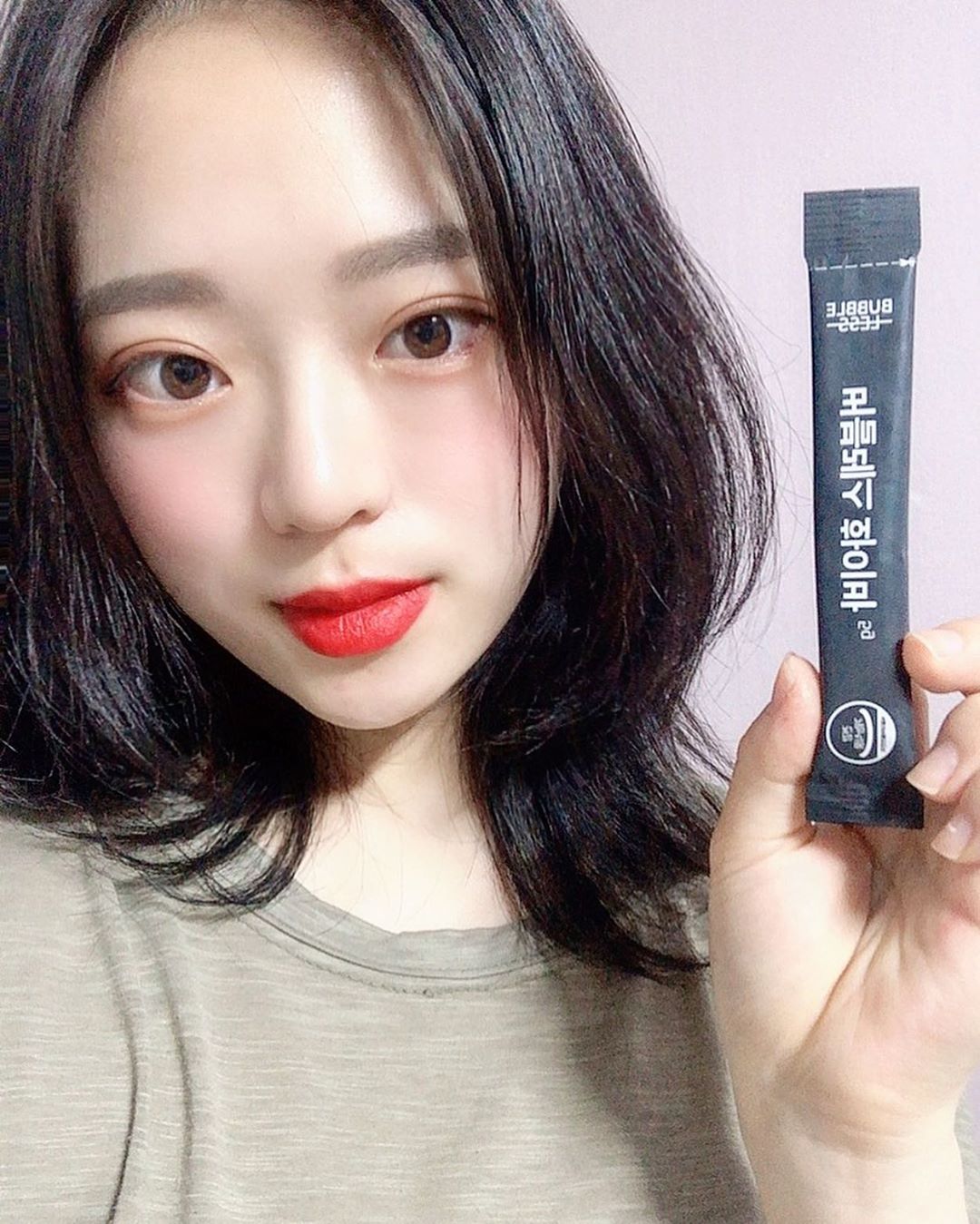 현진 on Instagram: “📍 버블레스 화이바(차전자피 식이섬유 함유) ⠀ ⠀ ✍️ 하루 한개씩 섭취하면 됩니다 ! 안에 가루들도 매우 작아서 입에 머금고 물로만 그냥 삼켜도 잘 넘어가서 편했어요 식이섬유와 유산균은 공복에 자기 전에 먹는게 굉장히 좋다고 하더라구요! 밤마다도…”