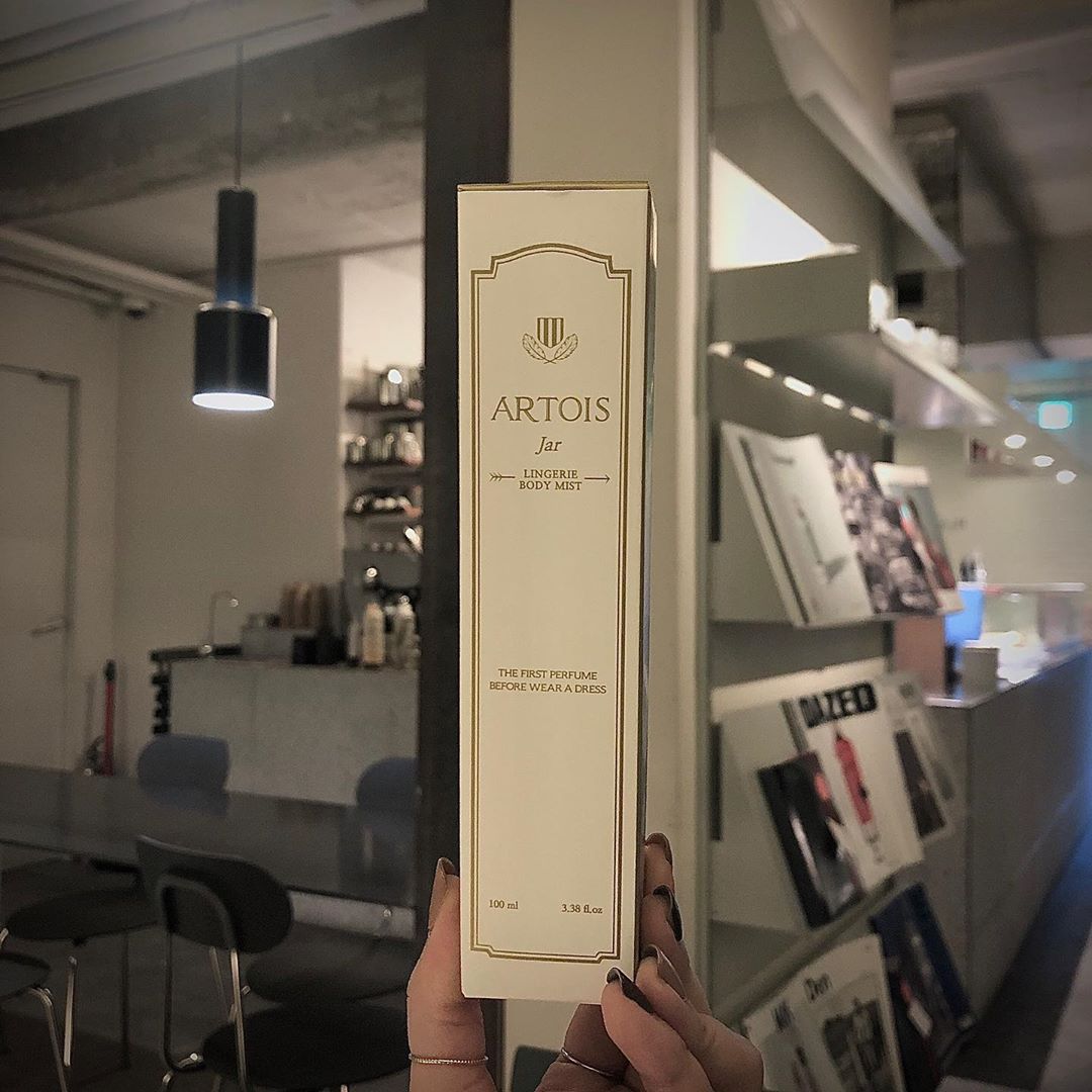 a mellow mood on Instagram: “향수 바디미스트 자랑하기 🌈 너무너무 향이 좋은 바디미스트 💐 향도 전혀 무겁지않고 달달하고 은은한 꽃향기가 나서 평소 일상속에서 매일 가볍게 뿌리기 좋고 안전하고 순한 식물성 보습으로 예민한 피부에도 어디든 마구 마구 뿌리기 딱 죠타 ☁️ 바르는…”