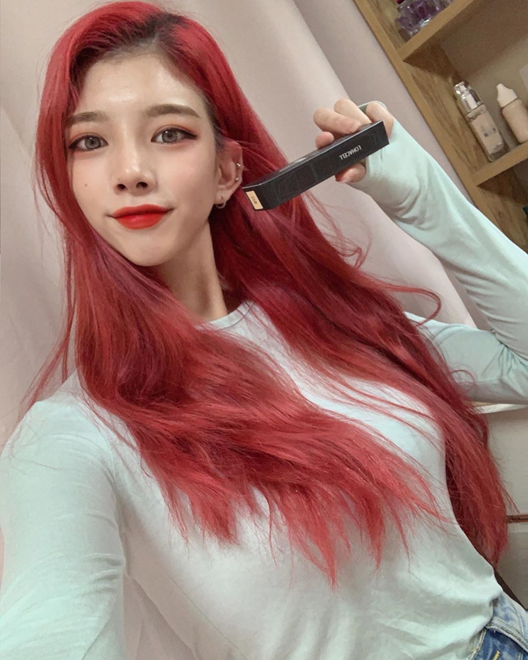 @beom_hui_ on Instagram: “요즘 즐겨쓰는 로하셀 컨실러⭐️
트러블 커버 전용으로 나와서  트러블에 발라도 덧나지 않고 너무 좋아요👍 지속력도 48시간 지속력으로 나와서 지속력도 너무 좋고 얇게 발려서 답답하지 않아요”