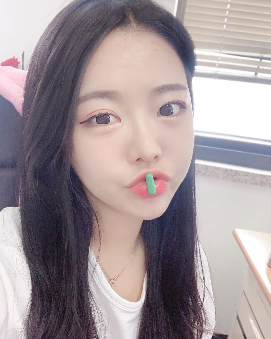 최수지(뚜디) on Instagram: “늦기전에 이너뷰티👊🏻 주름 여드름 등에 너무 좋음! 진작먹을껄ㅠㅠㅠ 관리해야하는나이ㅠ  #미누 #minu #미누락토스킨케어 #락토스킨케어 #minu락토스킨케어 #스피루리나 #신바이오틱스 #여드름관리 #피부관리  #여드름케어 #여드름피부관리 #이너뷰티…”
