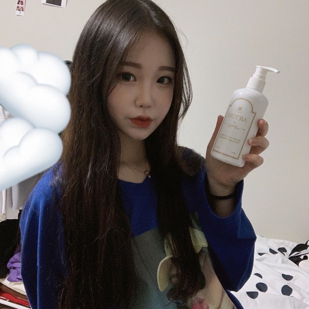 지원님 on Instagram: “🧖🏻‍♀️아르투아 향수 바디워시🧖🏻‍♀️ * 6가지 향기중  Jar (스위트플로럴향) * 오랫동안 지속적인 향수같은 바디워시 * 6가지 보습 레이어 * 저자극 바디워시로 전연령대 사용가능 * 5가지 식물성과 녹차수함유 >>실제로 샤워할때 써본…”